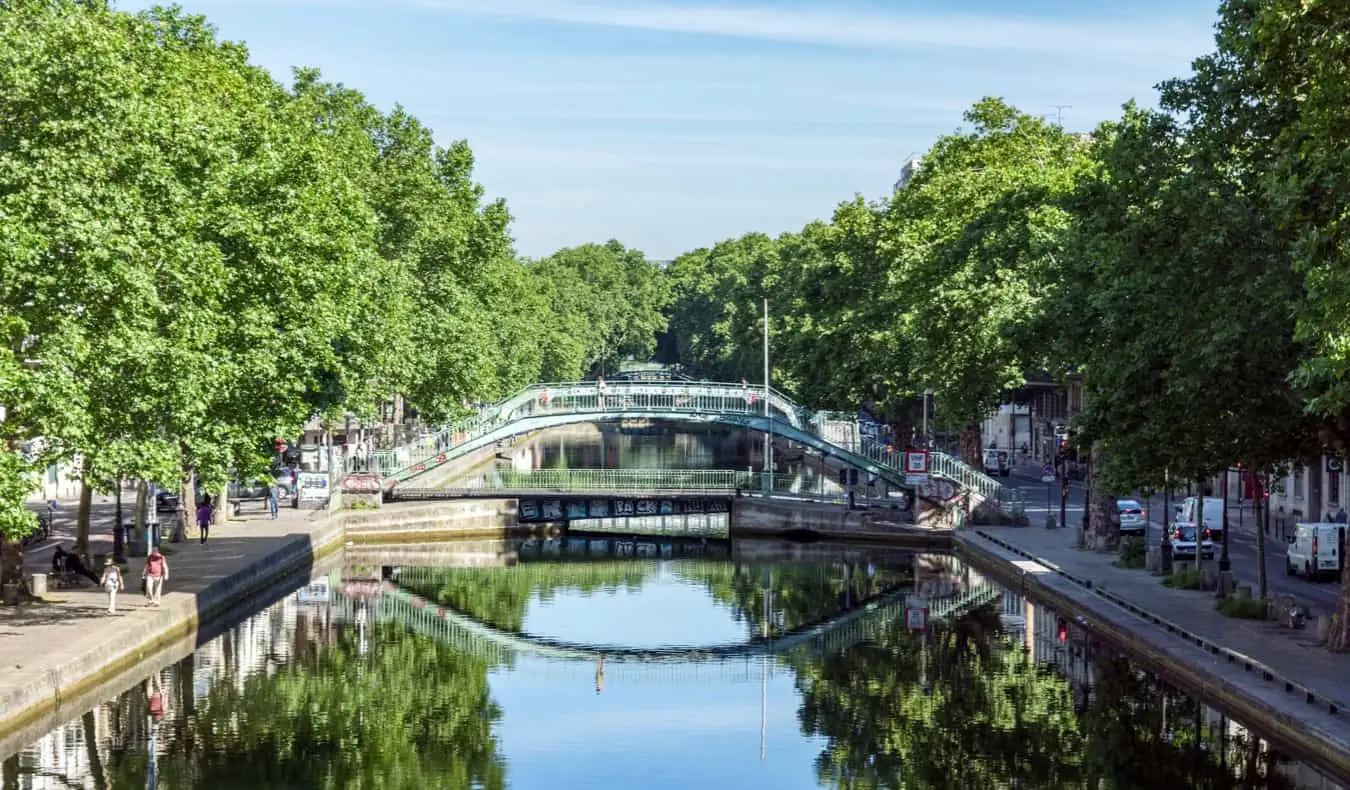 Det rolige vannet i Canal Saint-Martin i Paris, Frankrike