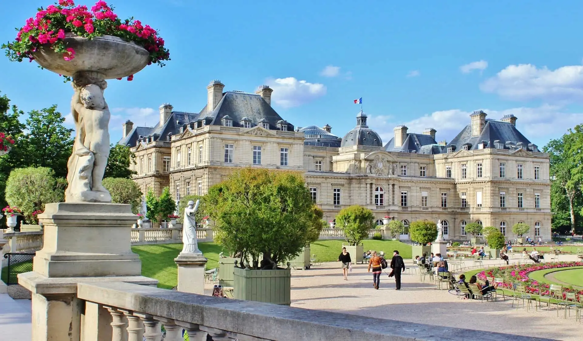 Os pitorescos Jardins de Luxemburgo em Paris, França, num dia brilhante de verão