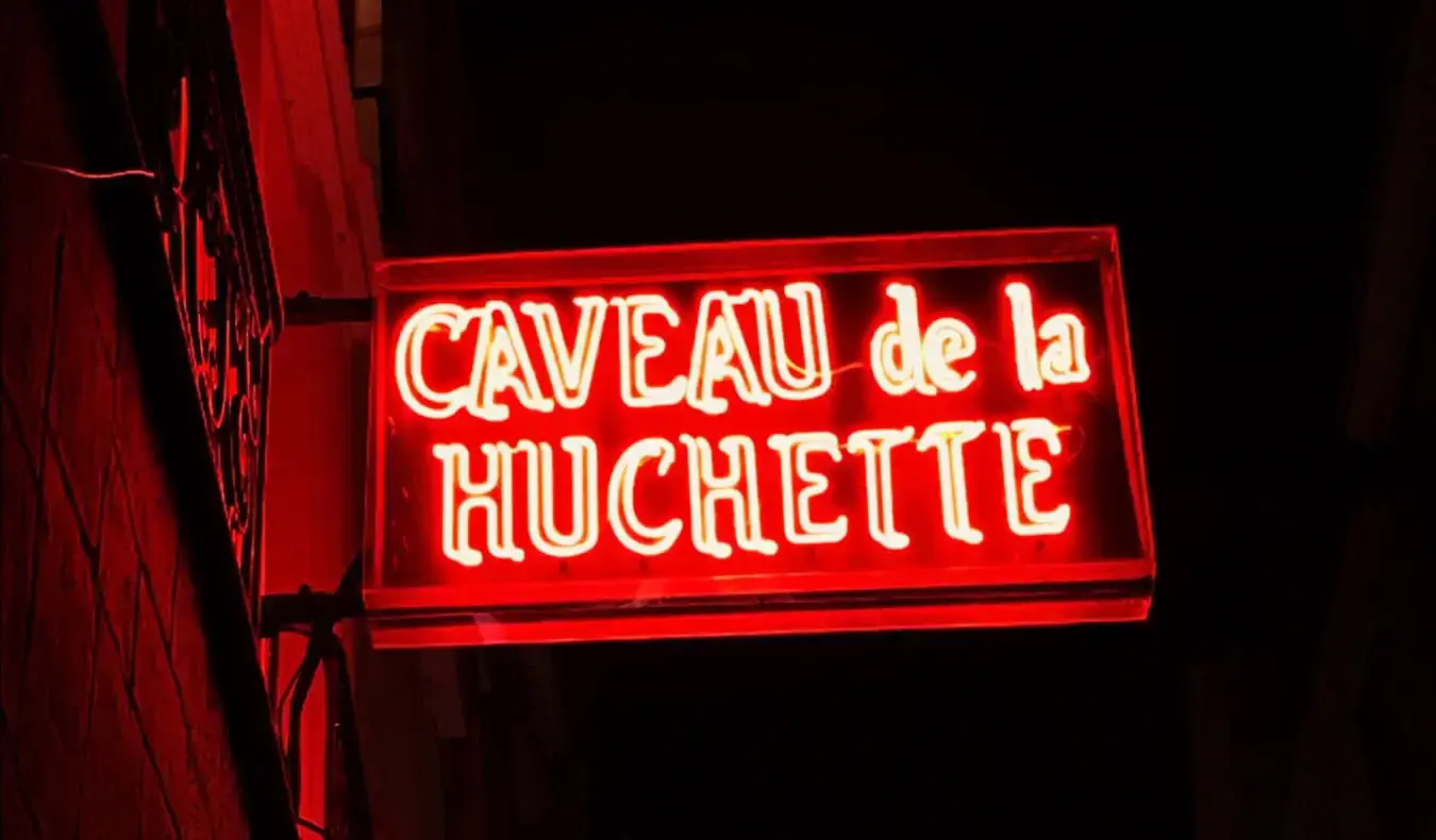 A placa do lado de fora de um bar de jazz em Paris, França
