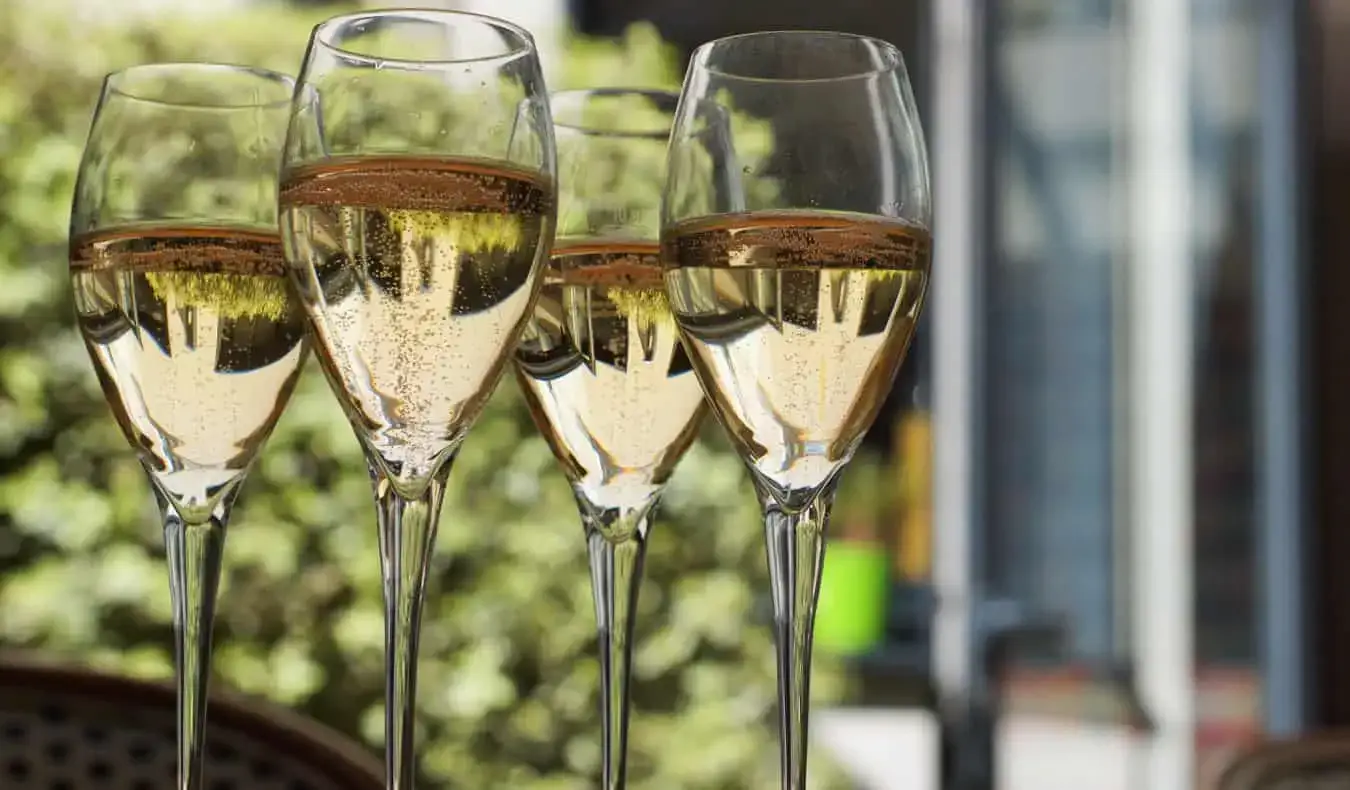 Taças de vinho em Paris, França