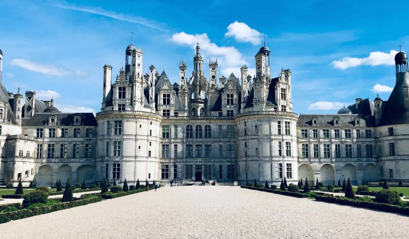 O histórico castelo de Chambord, na França, num dia brilhante de verão