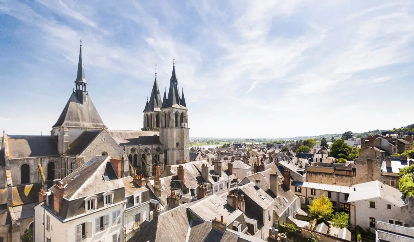 Um enorme castelo histórico em Blois, França, durante o verão