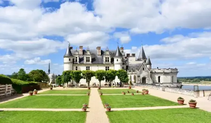 O famoso castelo de Amboise na França durante o verão