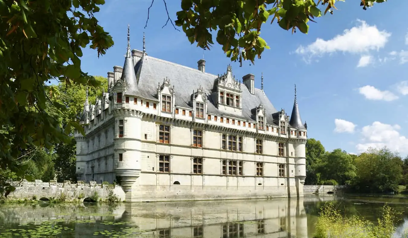 O castelo Azay le Rideau cercado por um lago artificial na França durante o verão