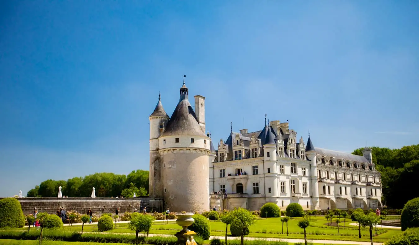 O famoso castelo de Chenonceau na França durante o verão