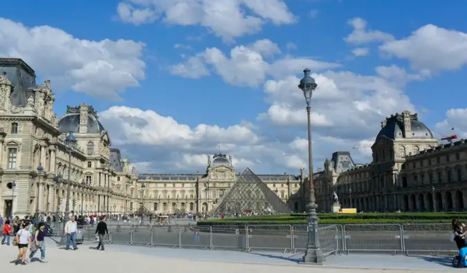 Touristes explorant l'extérieur du Louvre à Paris, France