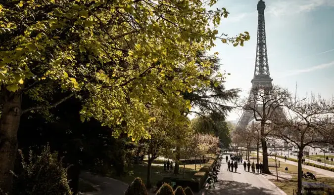 Marcher sur un chemin entouré d'arbres près de la Tour Eiffel à Paris, France