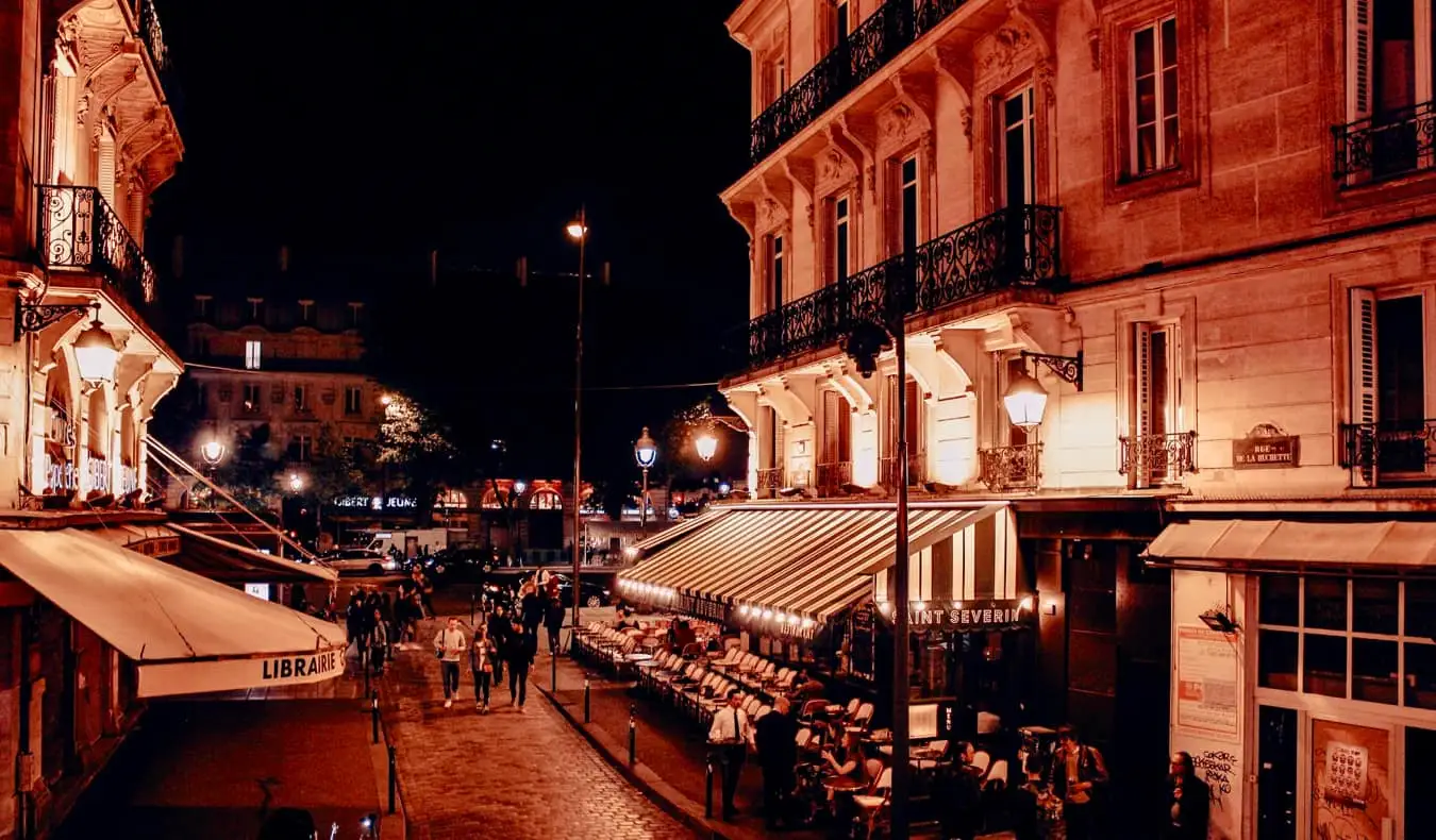 Le patio d'un bar animé une nuit à Paris, France