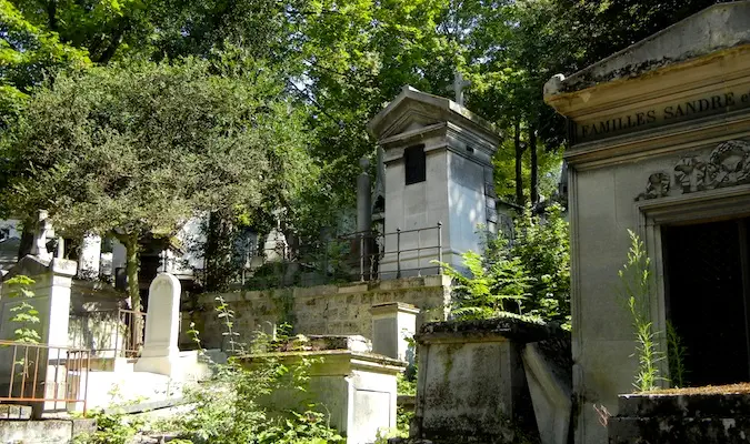 grandes lápides em um enorme cemitério em Paris, França