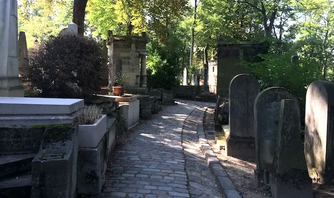 Belo caminho assustador através do cemitério francês em Paris, França