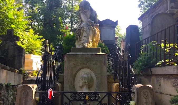 Estátua triste de uma mulher de luto no cemitério Pere Lachaise em Paris, França