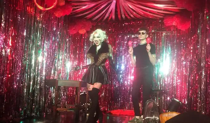 Spectacle de drag LGBT dans un club à l'étranger où rencontrer d'autres voyageurs gays
