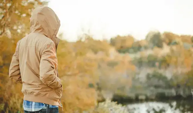 Voyageur masculin seul dans la nature à l'étranger et semblant seul