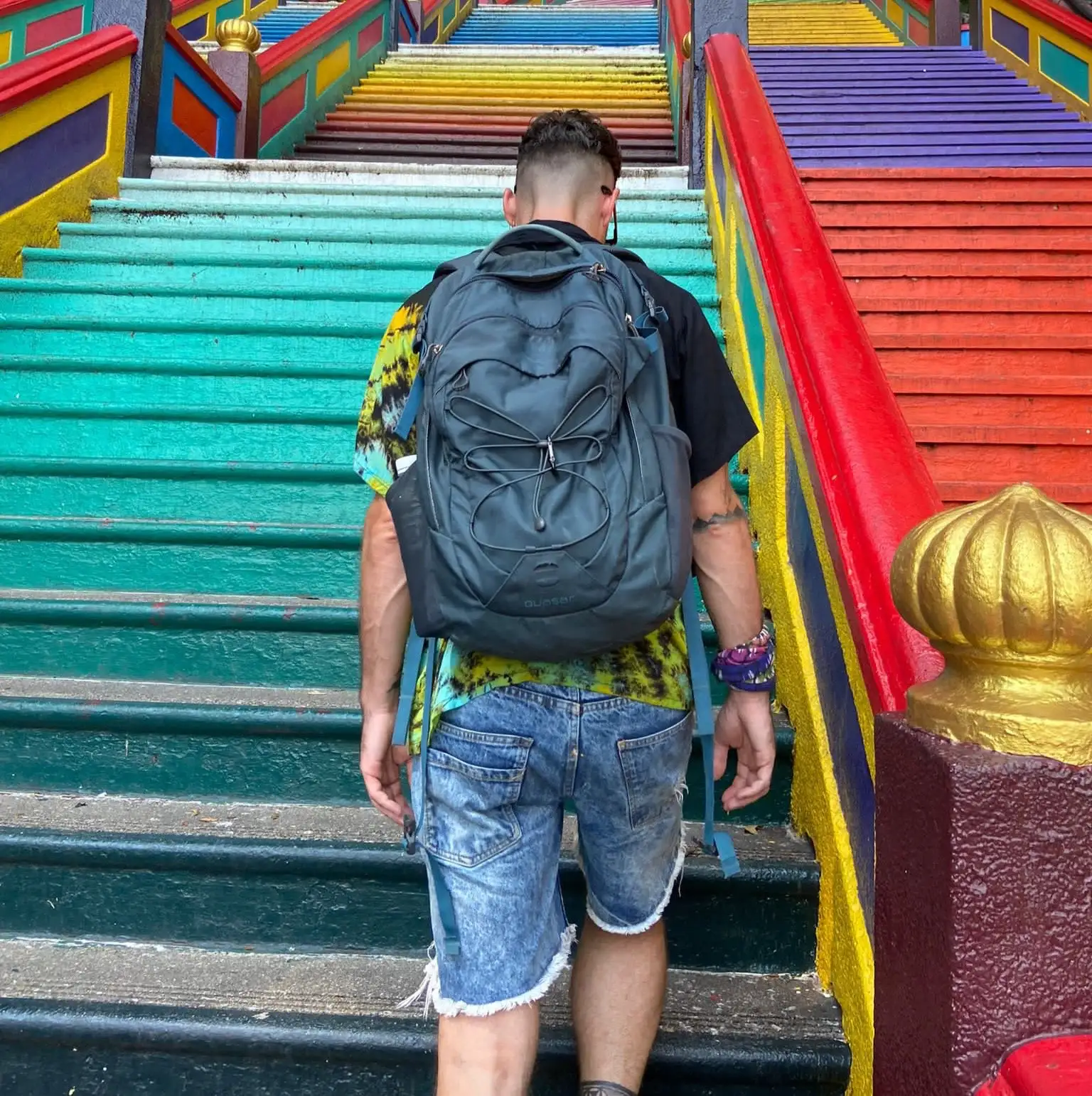 Aiden à Kuala Lumpur avec le sac à dos Osprey Quasar