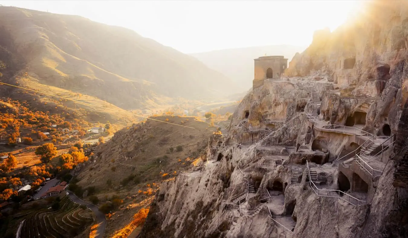 Le monastère troglodyte historique situé à flanc de falaise en Géorgie