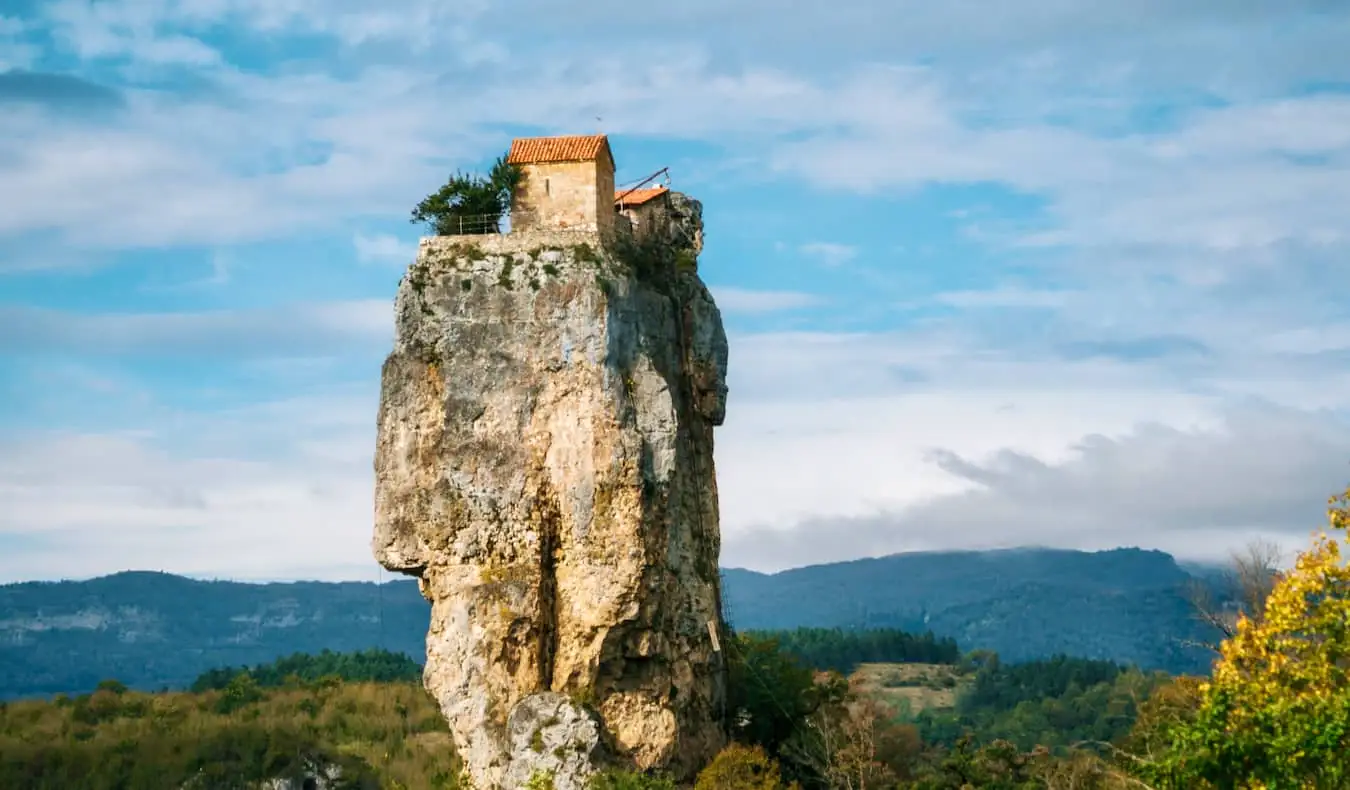 La célèbre église sur le pilier étroit et imposant de Katskhi en Géorgie