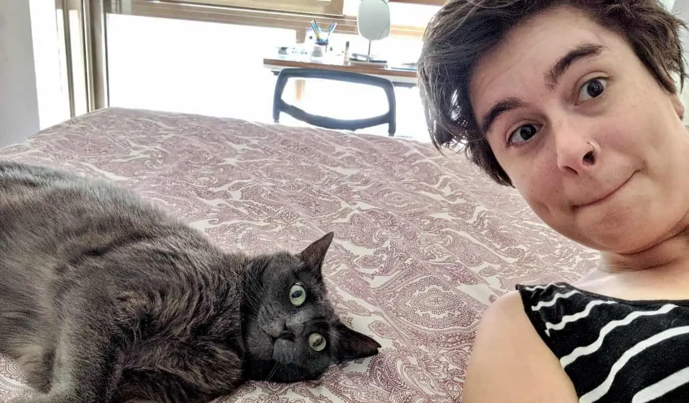 Sam, gardien de maison, et un chat posant pour une photo amusante