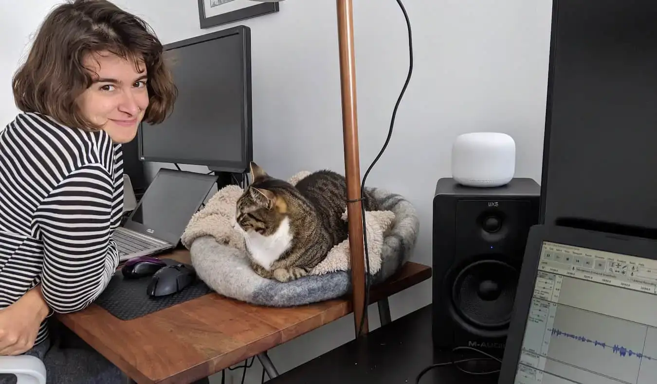 Sam, le chercheur principal de Nomadic Matt, posant avec un chat alors qu'il garde sa maison à l'étranger