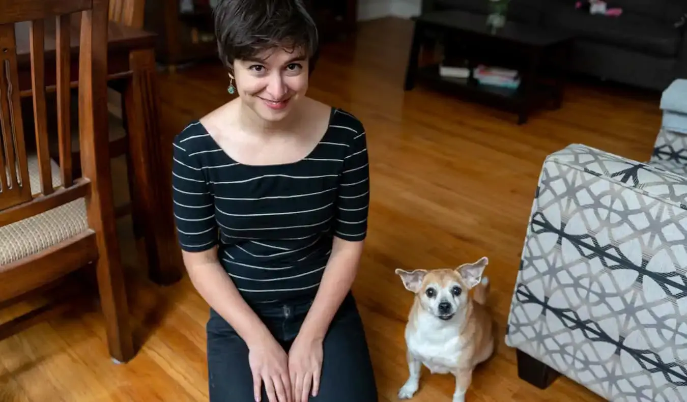 Sam, le chercheur principal de Nomadic Matt, posant avec un chien alors qu'il était à la maison