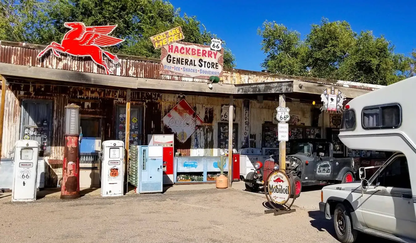 Mike et Anne de HoneyTrek garés dans un petit magasin général