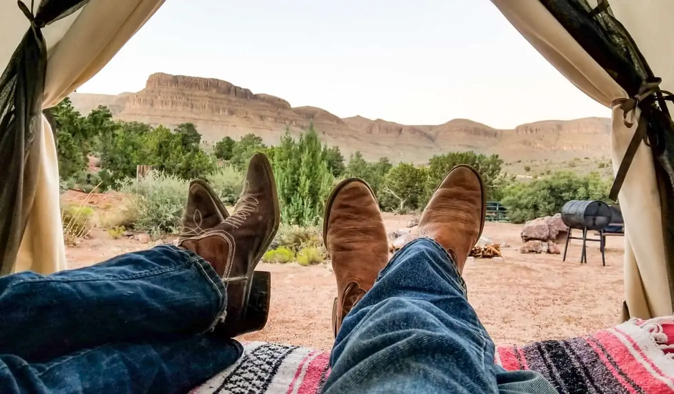 Mike et Anne de HoneyTrek glamping dans le désert