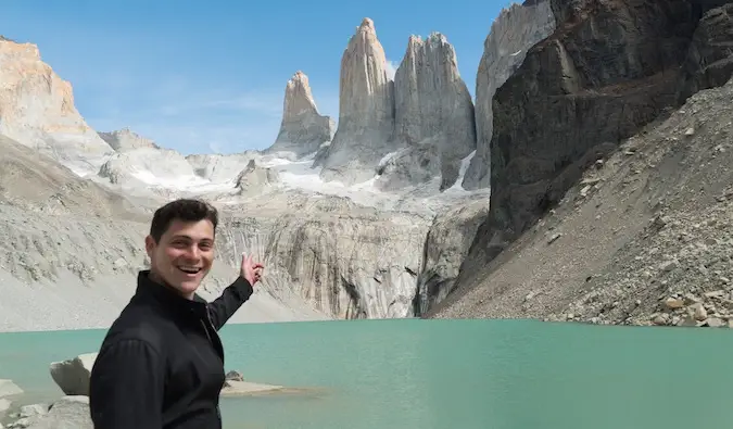 Nomadic Matt surplombant l'eau et les montagnes de Patagonie, Chili