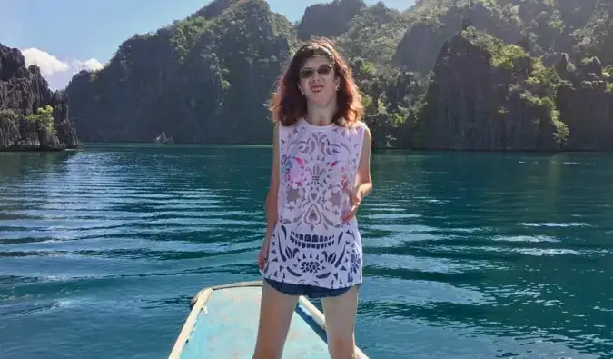 Staci posant près de l'océan
