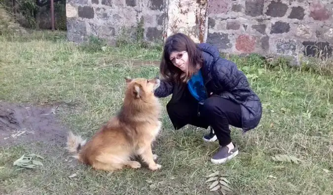 Staci caressant un chien