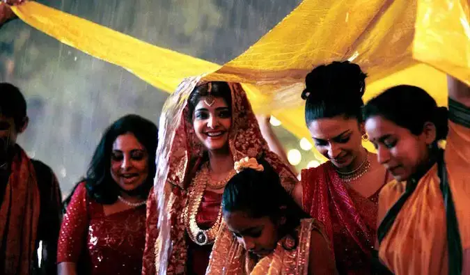 பிரபல இந்திய திரைப்படமான மான்சூன் திருமணத்தின் மழைக்கால திருமண காட்சி