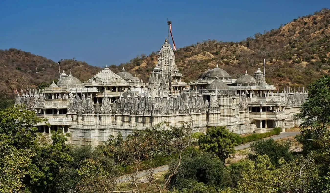 Le magnifique temple Ranakpur Jain entouré de jungle