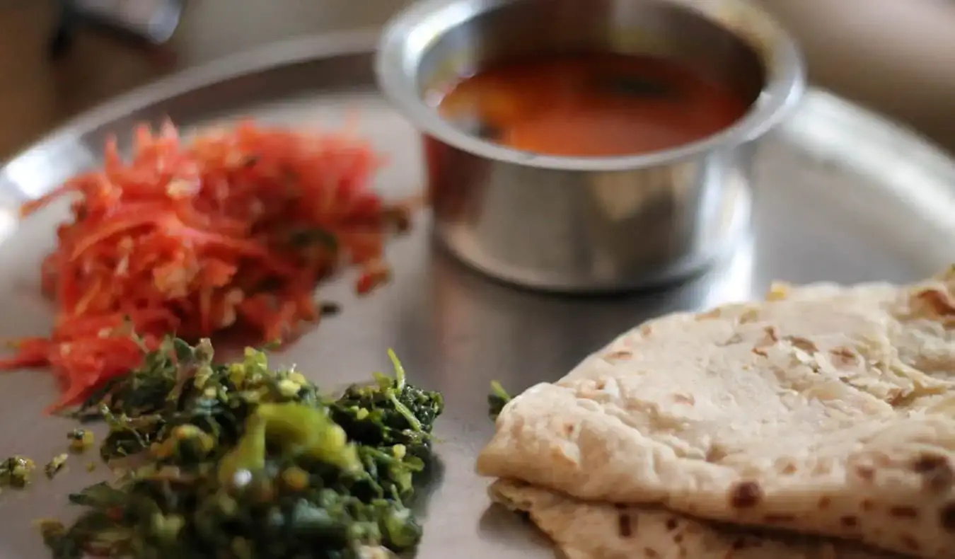 Un plateau coloré de nourriture traditionnelle thali en Inde