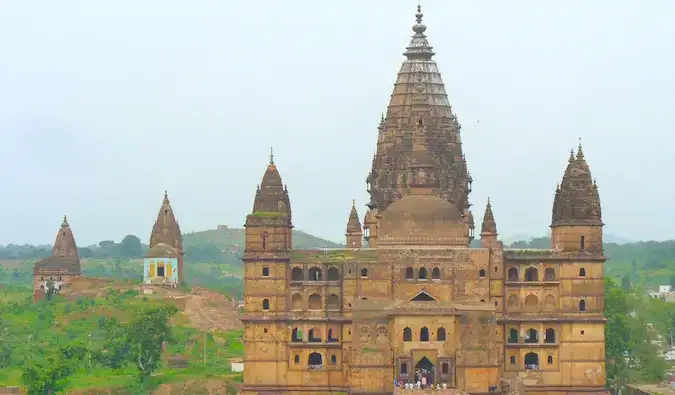 Ville médiévale d'Orchha entourée d'une jungle verte