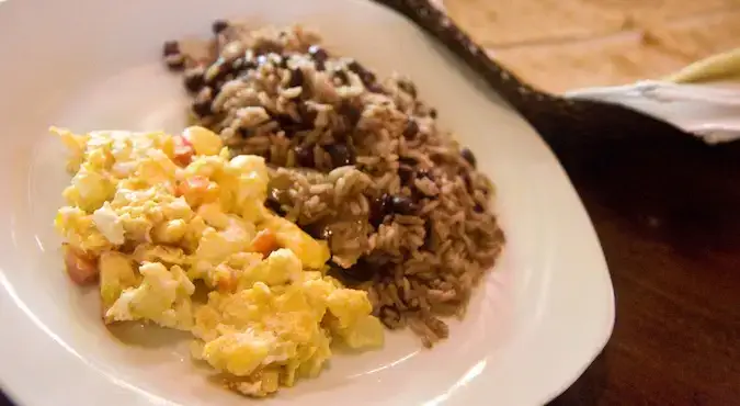 Nicaragua Gallo pinto-skål med æg, ris og bønner