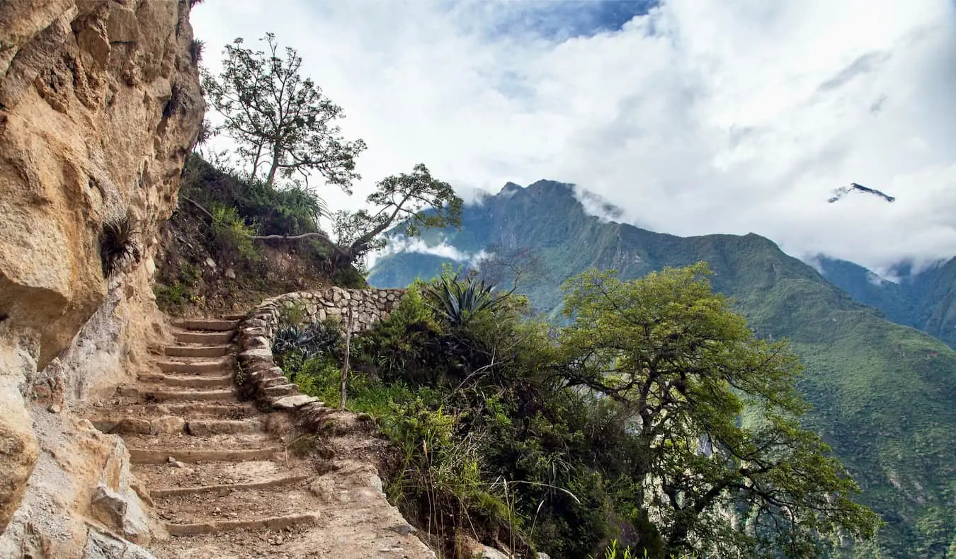 บันไดแคบๆ ที่สร้างขึ้นบนไหล่เขาตามเส้นทางเดินป่า Choquequirao ในเปรู