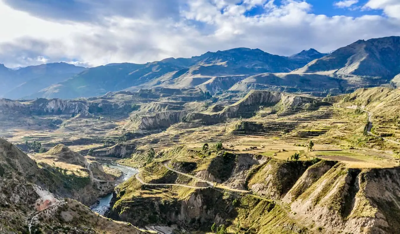 ทิวทัศน์อันกว้างไกลเหนือ Colca Canyon อันกว้างใหญ่ในเปรู