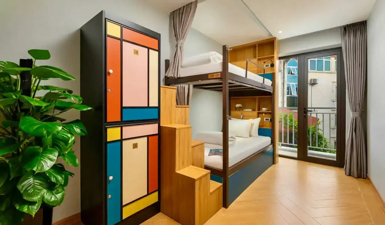 Um dormitório limpo e iluminado com beliches no Old Quarter View Hostel em Hanói, Vietnã