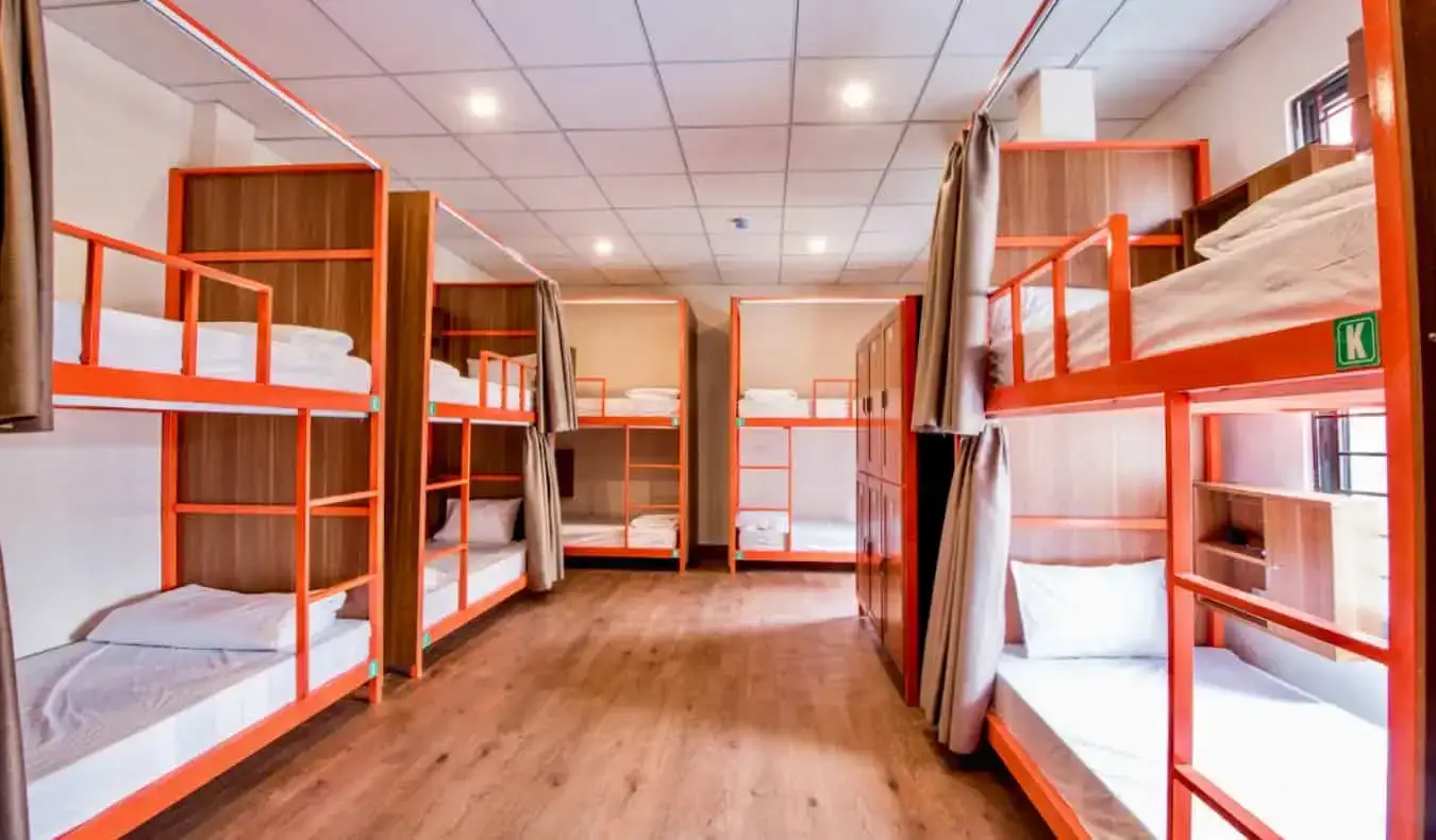 Um enorme e espaçoso dormitório no Hanoi Buffalo Hostel em Hanói, Vietnã