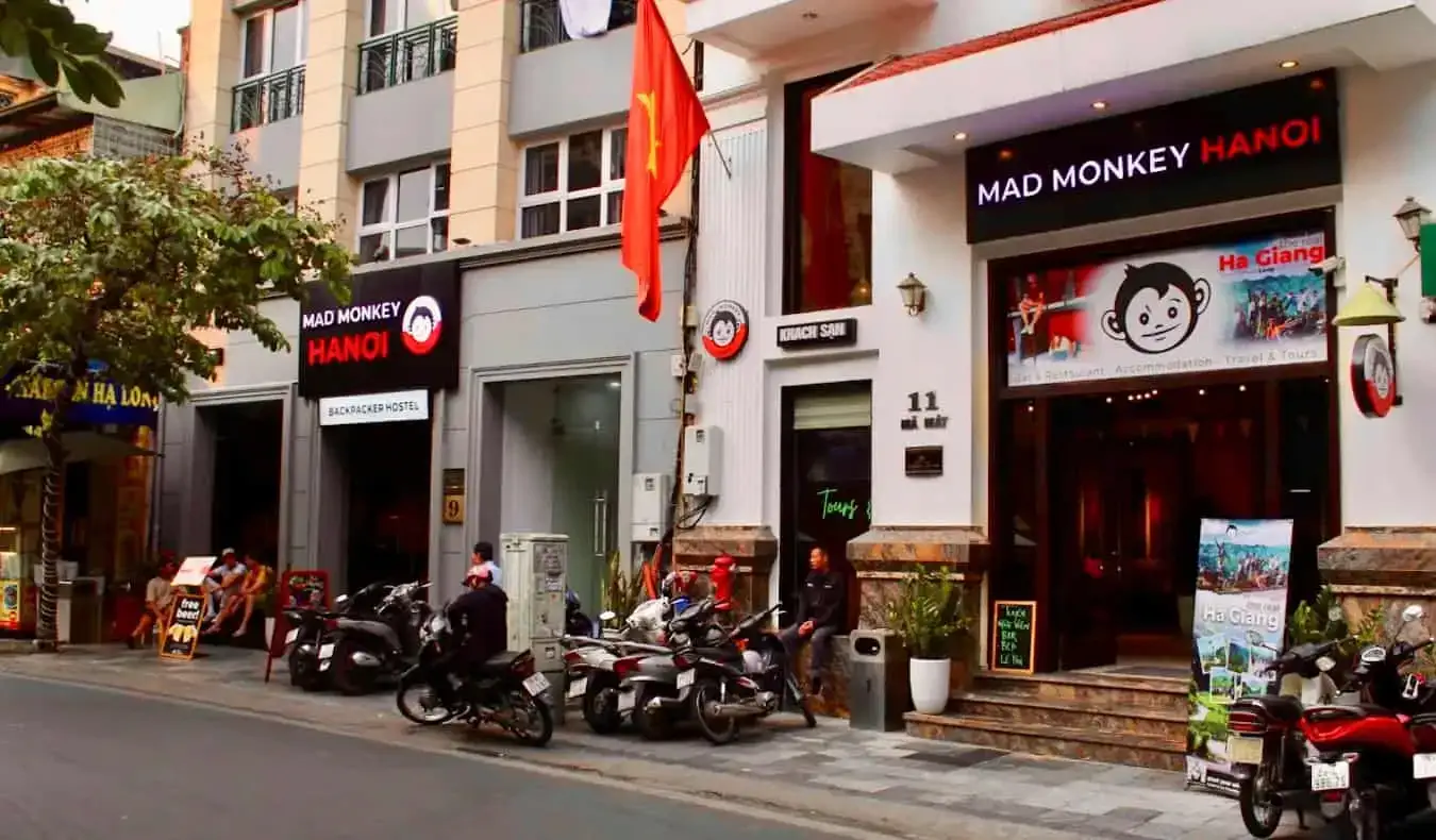 O exterior movimentado do albergue Mad Monkey em Hanói, Vietnã