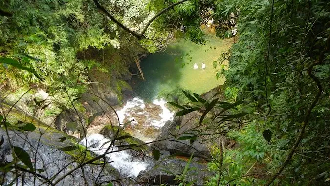 piscine au pied de la cascade