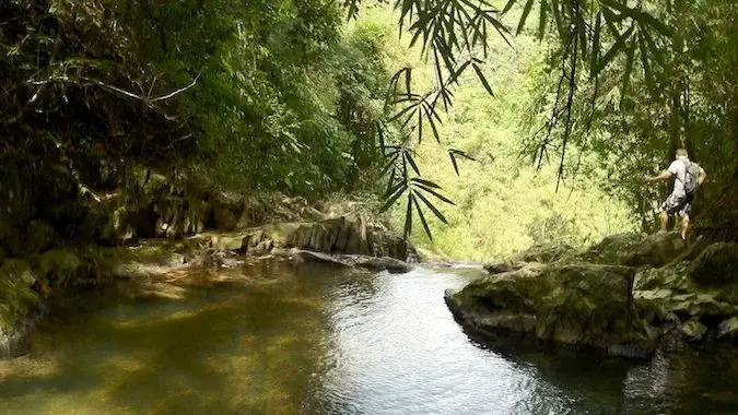 Vue sur une cascade à Khao Sok