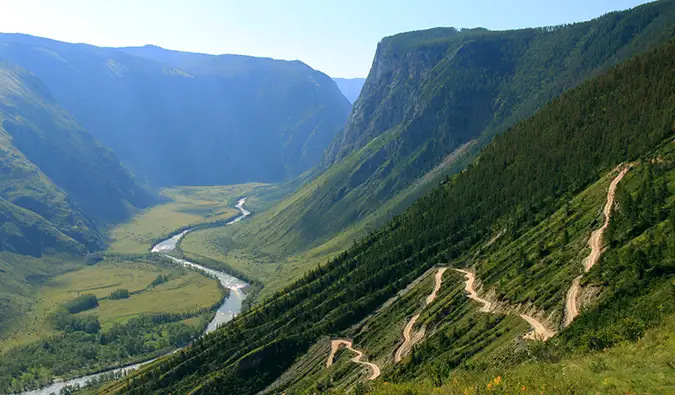 sentier de randonnée escarpé qui serpente le long d'une montagne