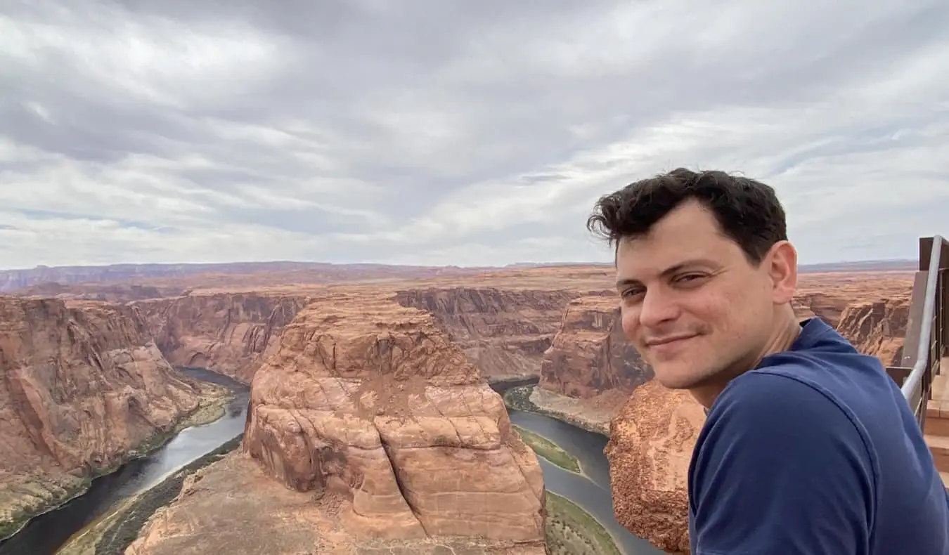 Nomadic Matt se dívá na Horseshoe Bend v USA