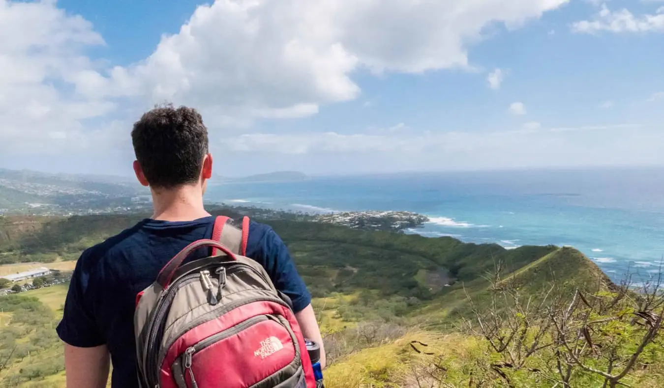 Nomadic Matt turistika poblíž oceánu na Havaji, USA