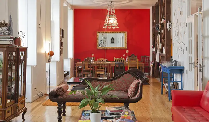 Espace commun avec un mélange éclectique de meubles au Living Lounge Hostel, Lisbonne