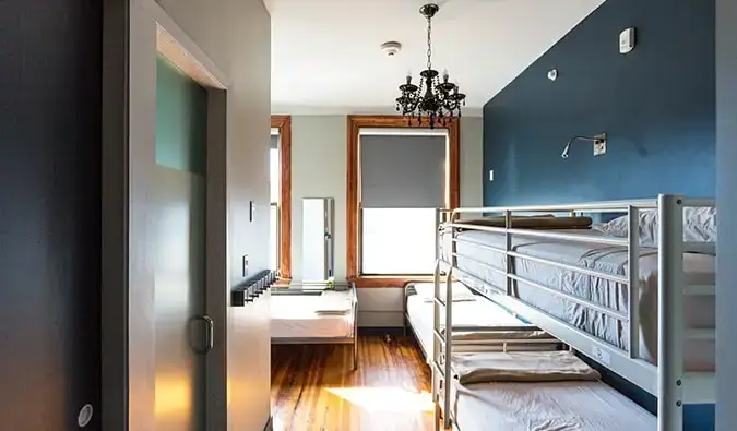 Lits superposés et lits jumeaux dans un dortoir de l'hôtel Q4 à New York