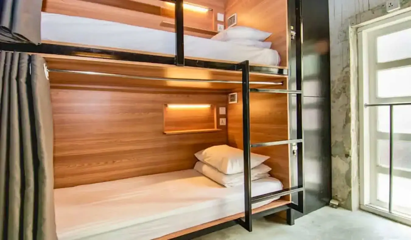 Lits superposés dans un dortoir du Chinatown Hostel à Kuala Lumpur, Malaisie