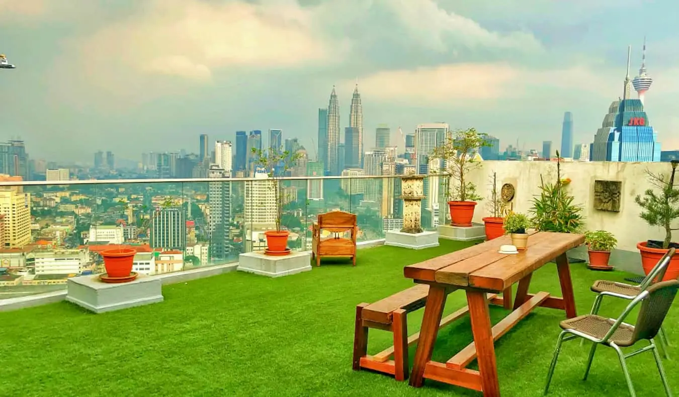Le toit-terrasse relaxant du Penthouse 34, une auberge de jeunesse à Kuala Lumpur, en Malaisie