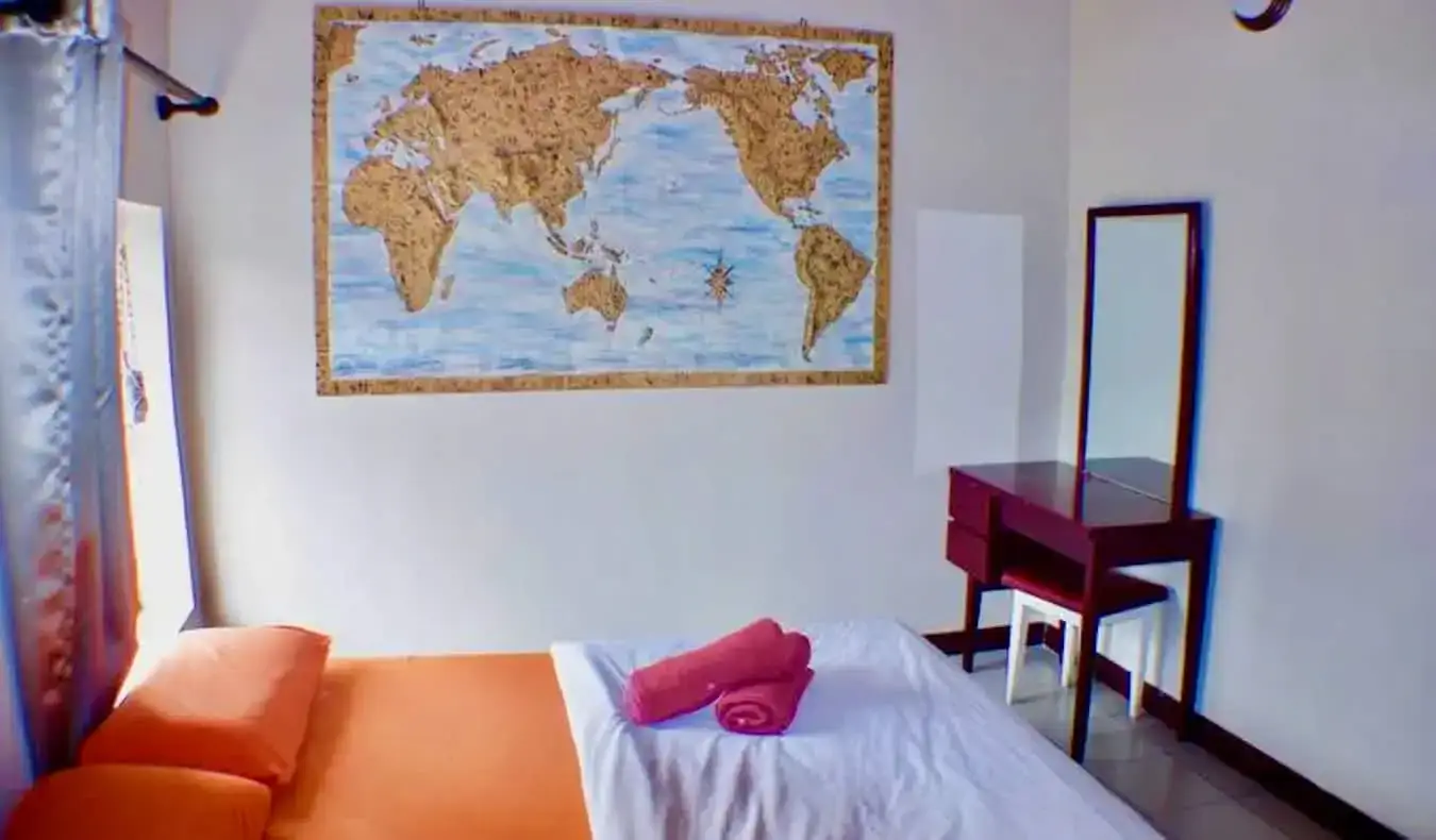 Une chambre privée basique dans l'auberge Birdnest Collective à Kuala Lumpur, Malaisie