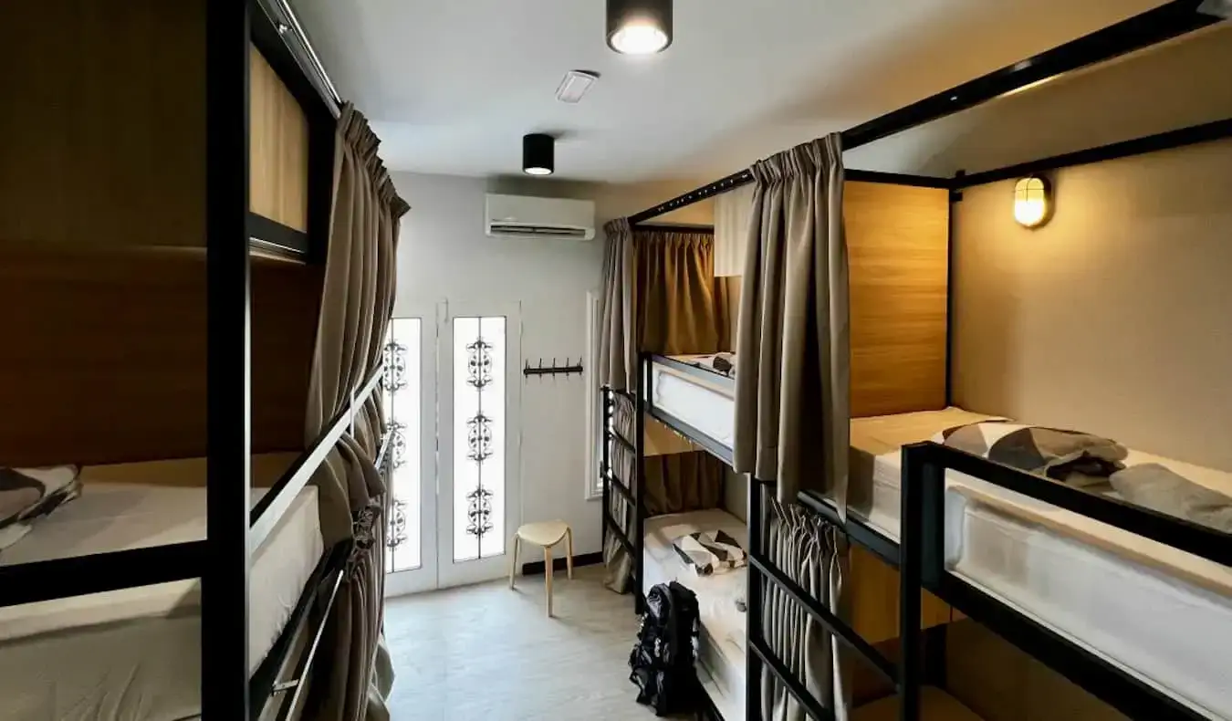 Un dortoir spacieux avec lits superposés au Freedom Club Hostel à Kuala Lumpur, Malaisie
