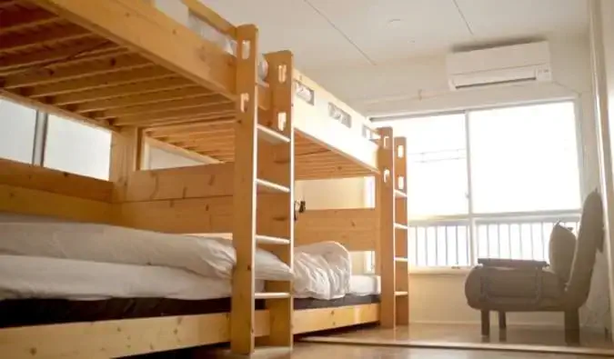 Lits superposés en bois dans un dortoir de l'auberge Chapter Two à Tokyo, Japon